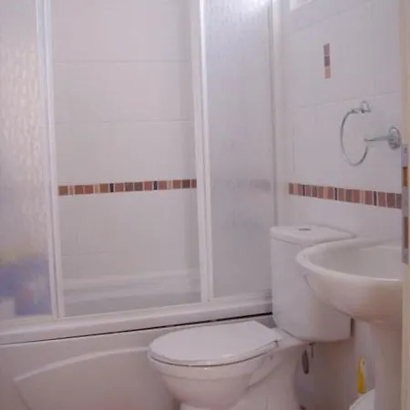 Sleeps 6 Pool Air Con Wifi אורטקנט